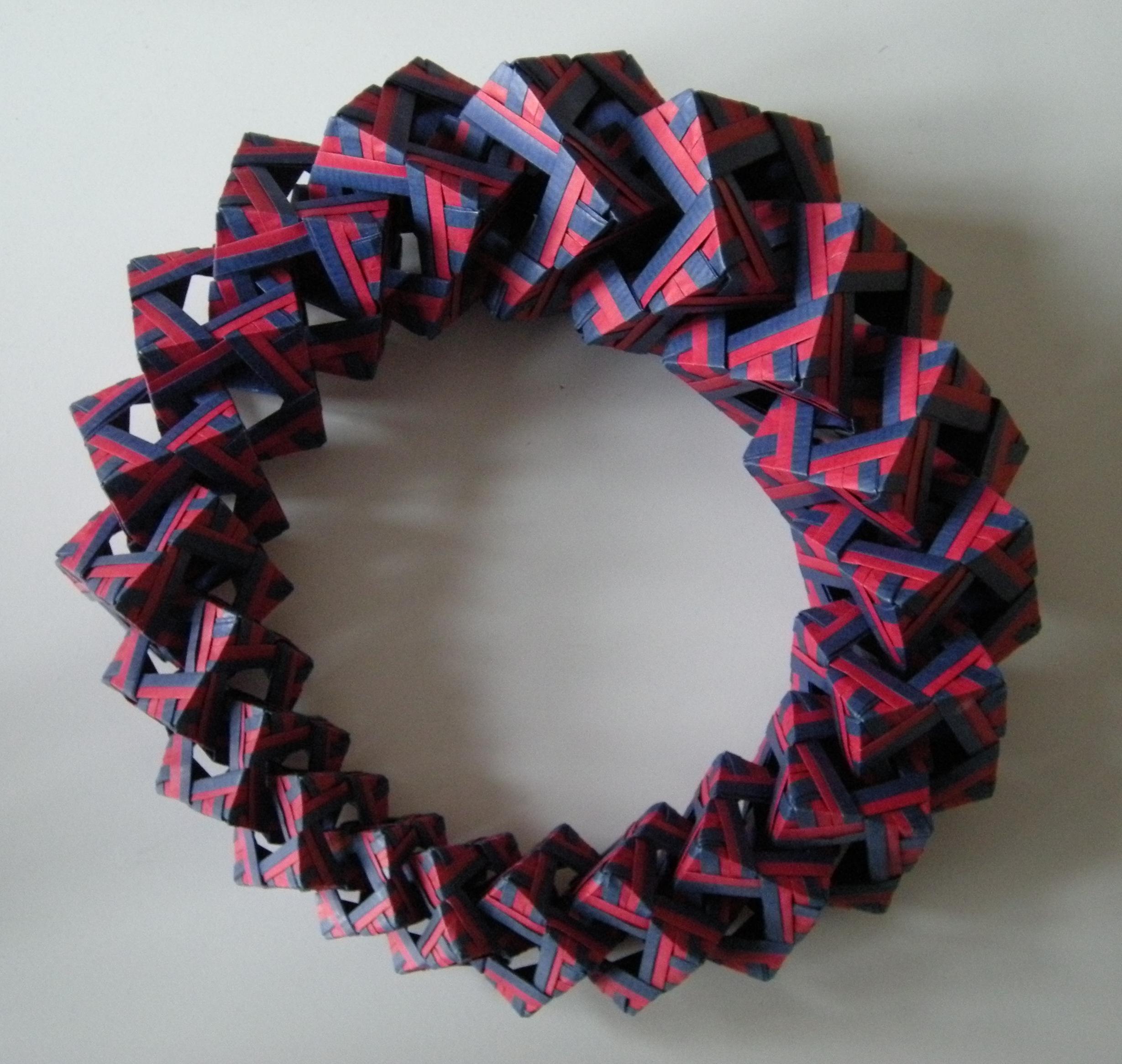 Abb. 3: Ring aus Origami-Würfeln im Design „Decoration Box“ von Lewis Simon.